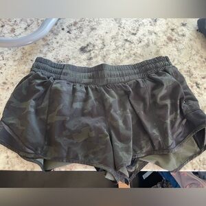 Lululemon camo hotty hot shorts 2.5 in size 10